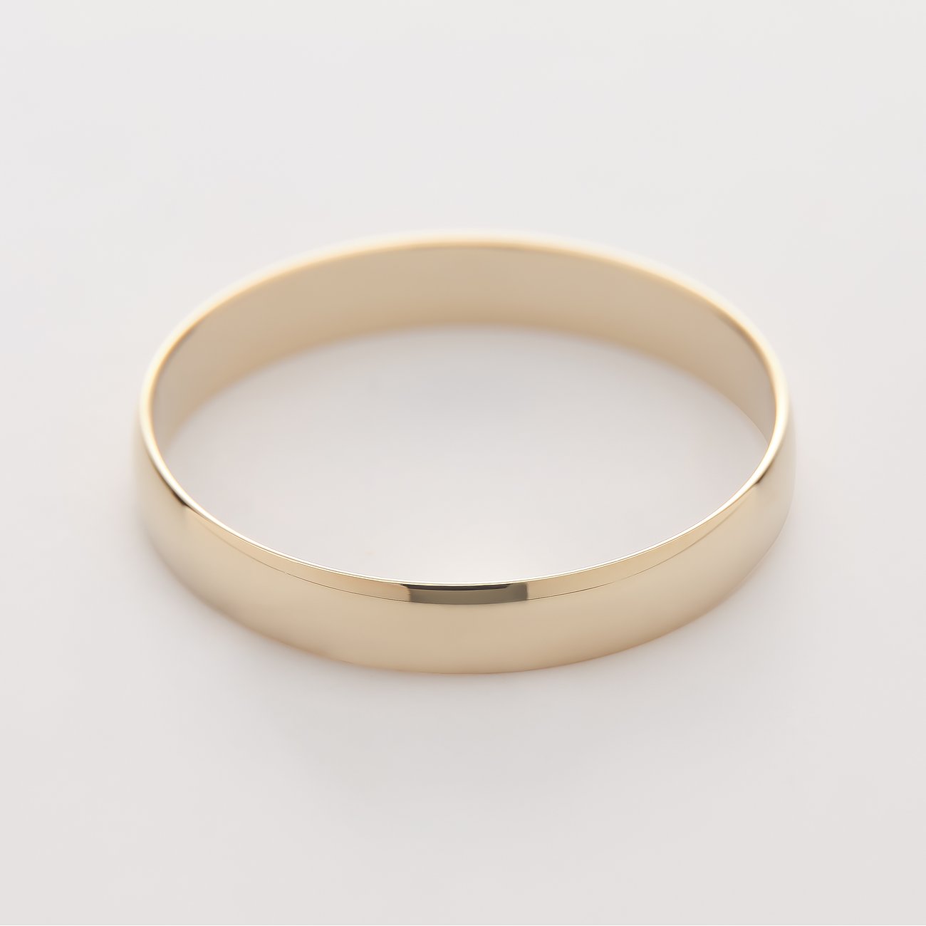 CHRIST Ring aus 375er Gelbgold von oben links aus der Vogelperspektive gesehen.