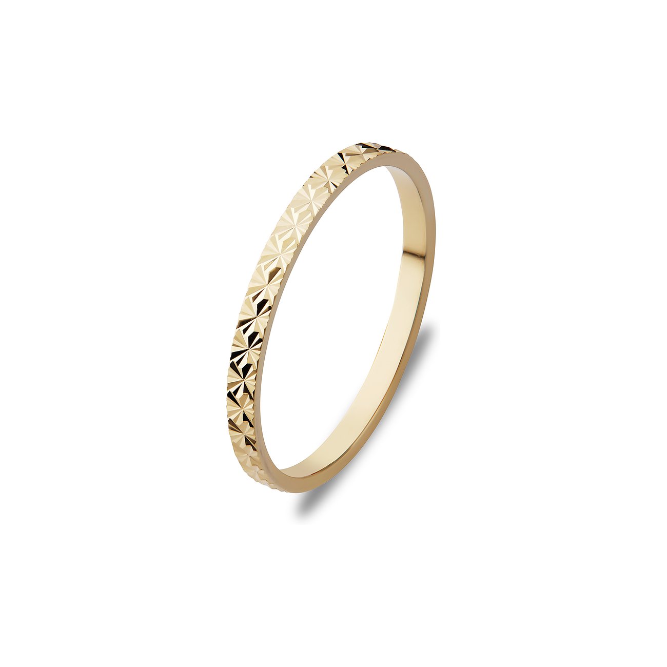 CHRIST Ring aus 375er Gelbgold, von oben rechts gesehen, mit einem durchbrochenen Sternmuster auf der Hälfte des Rings.