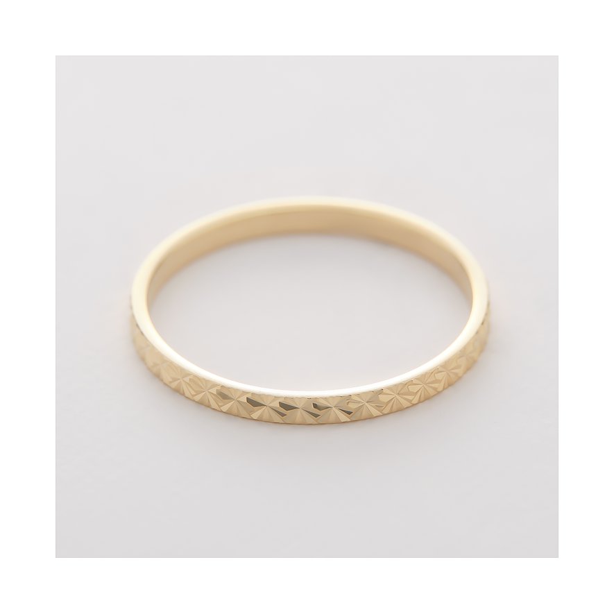 CHRIST Ring aus Gelbgold 375 mit umlaufendem, funkelndem Diamantschliff-Muster, von der Seite aufgenommen.