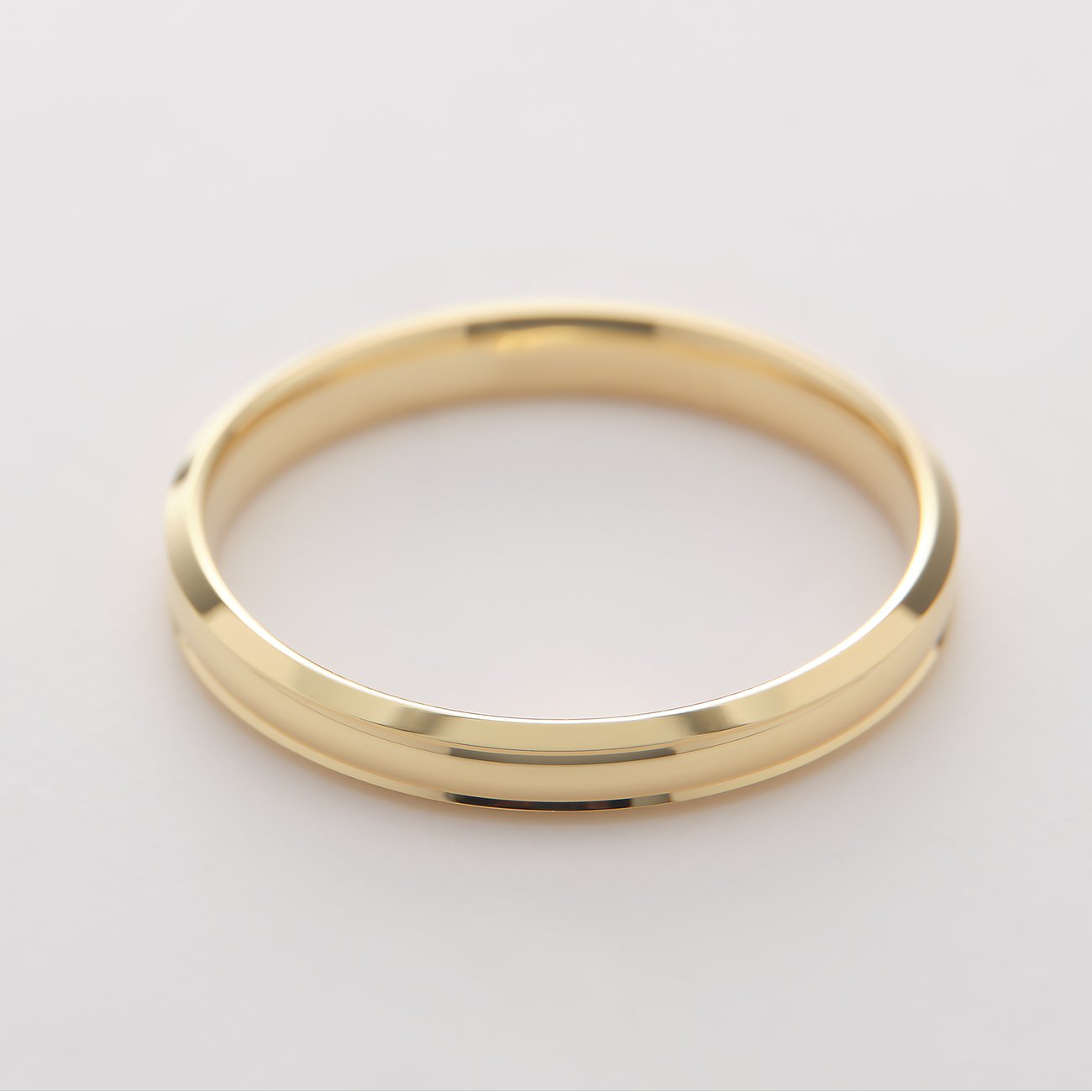 CHRIST ring van 375 geelgoud, bovenaanzicht, met afgeronde randen en doorlopende verzonken lijn.