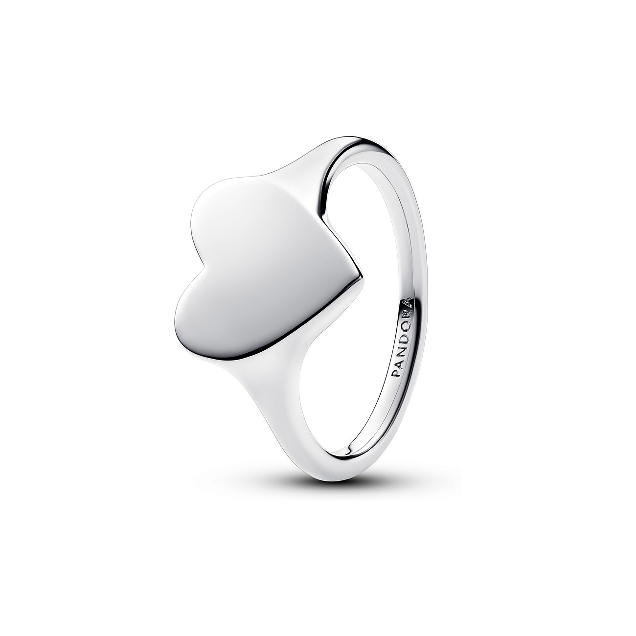 Ein Pandora Siegelring aus 925er Silber mit einer polierten herzförmigen Oberseite, von rechts oben fotografiert.