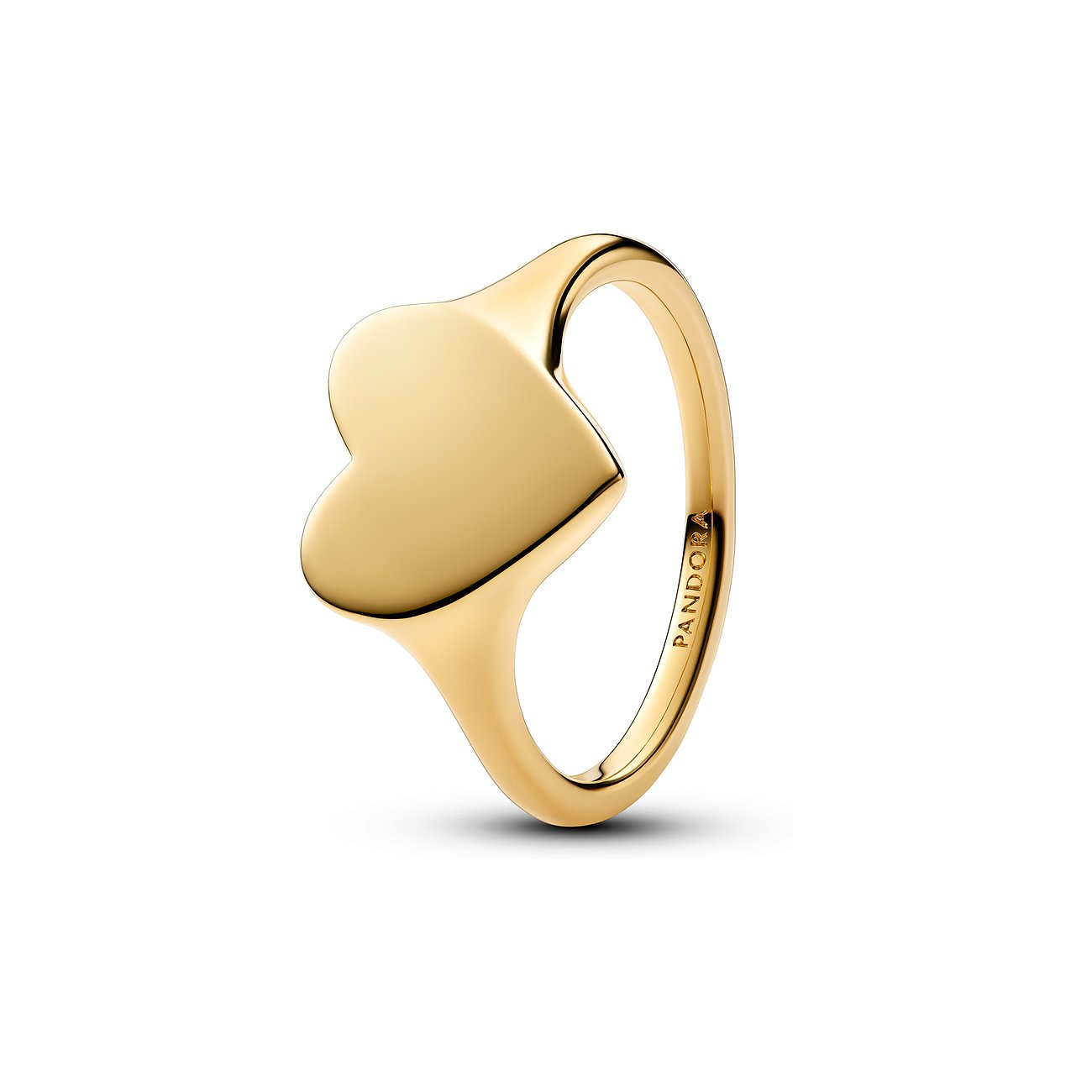 Pandora Ring aus goldenem Metall, mit einem glänzenden, leicht asymmetrischen Herzmotiv auf der Oberseite.