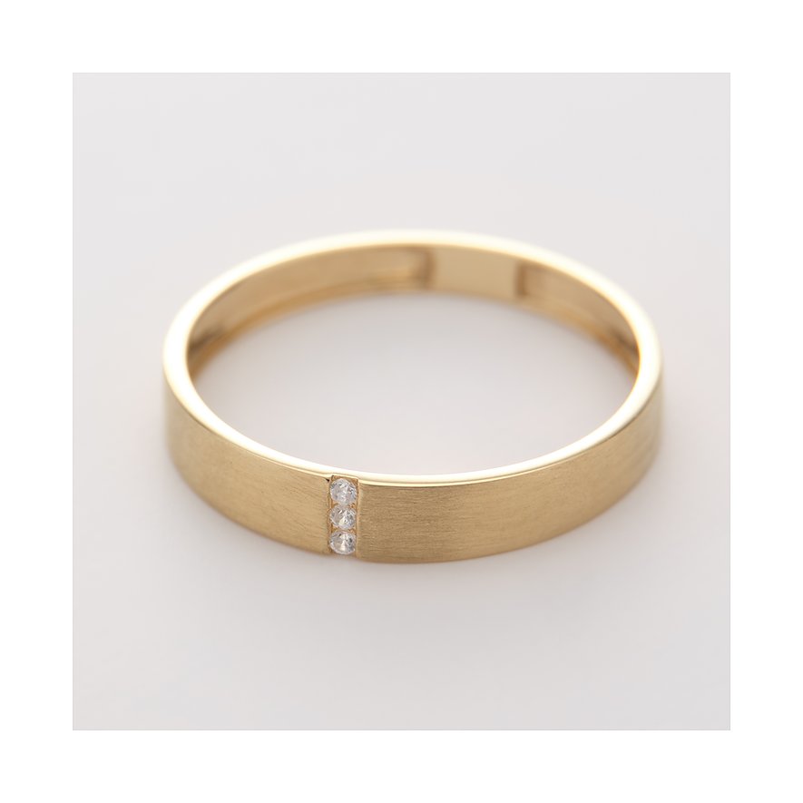 CHRIST 375 geelgouden ring met drie sprankelende zirkonia kleurstenen op een rij, schuin van bovenaf gezien.