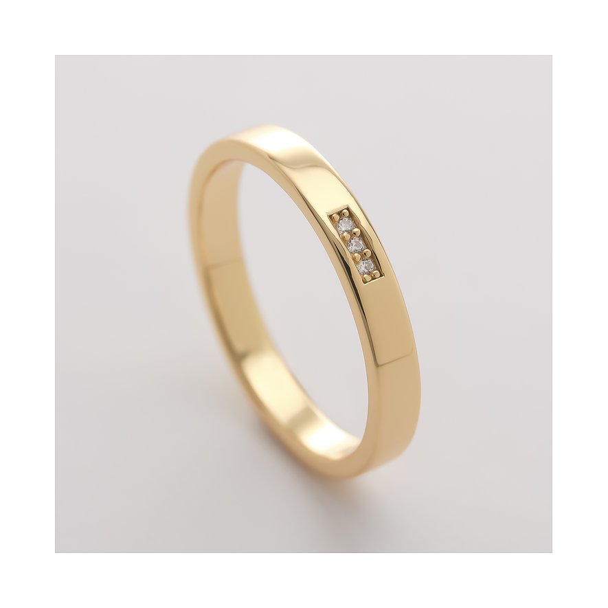 CHRIST Ring aus roséfarbenem recyceltem Silber mit drei funkelnden Zirkonia-Steinen, schräg von oben betrachtet