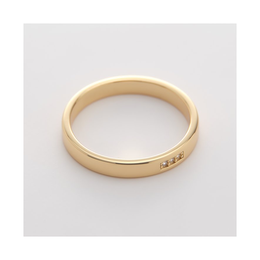 Nahaufnahme eines goldfarbenen CHRIST Rings aus recyceltem Silber mit drei funkelnden Zirkonia-Farbsteinen.