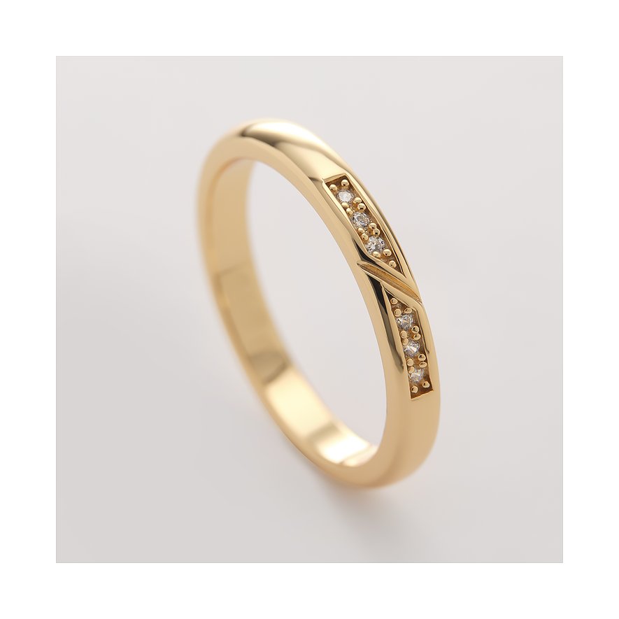 CHRIST ring i guldfärgat återvunnet silver, prydd med flera gnistrande zirkonia-färgade stenar i geometriska spår.