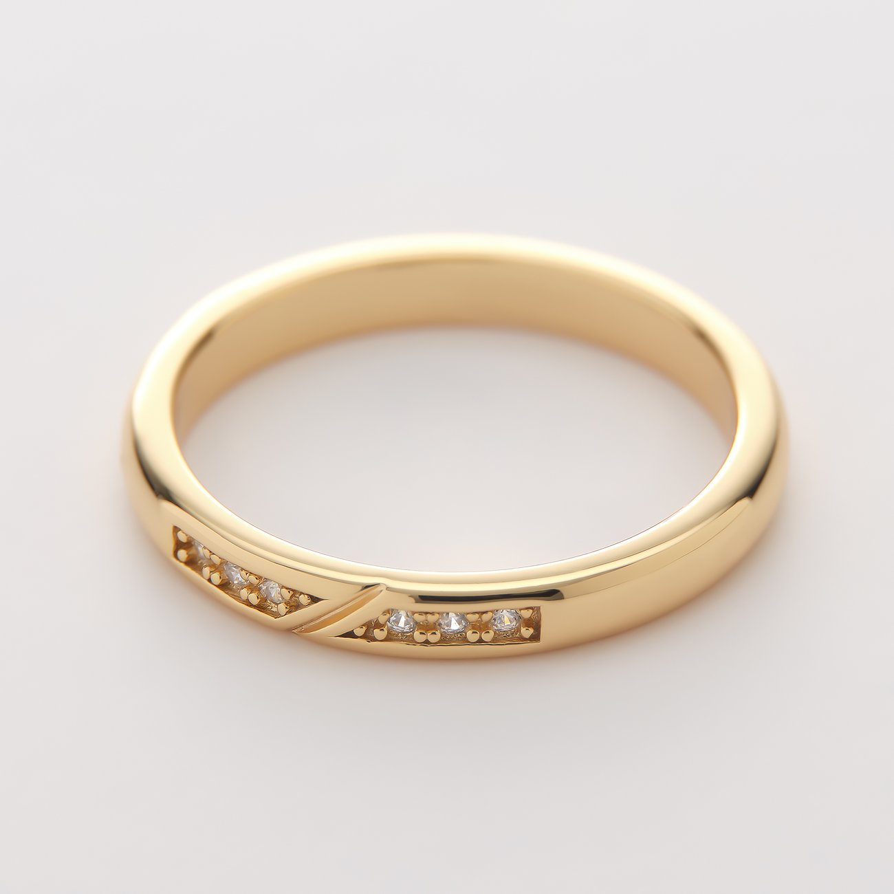 CHRIST ring i förgyllt återvunnet silver med gnistrande zirkoniastenar.