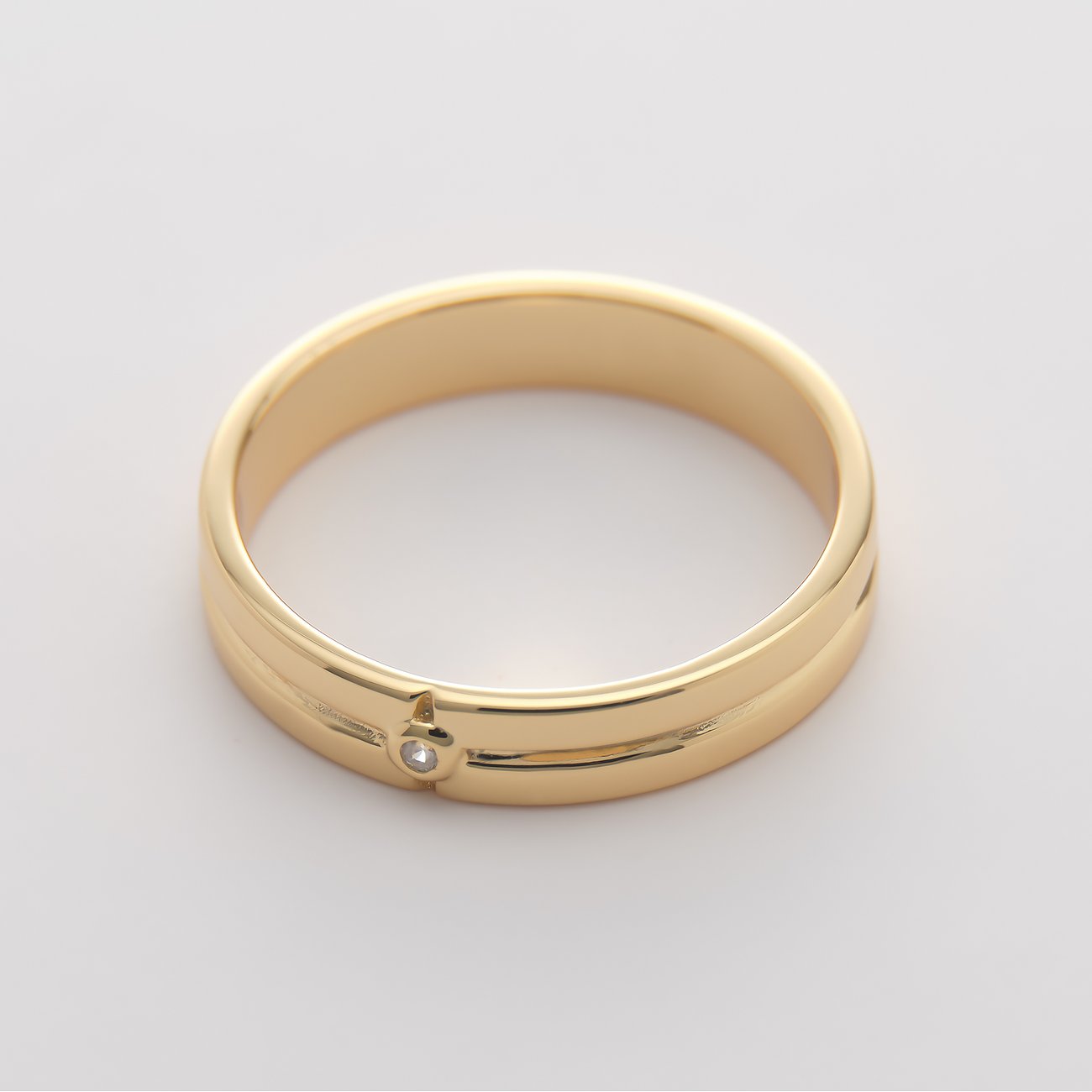 CHRIST Ring i guldfarvet genanvendt sølv med en zirkonia-sten. En indhak på siden.