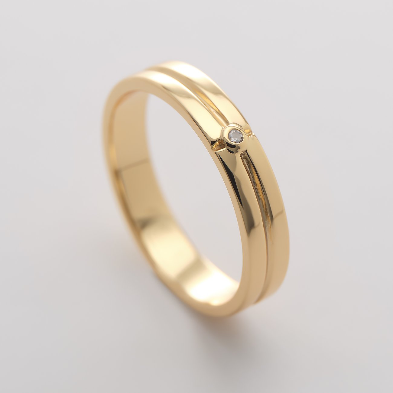 CHRIST ring i genanvendt 925 sølv med guldbelægning, to indhak og en zirkonia farvesten.
