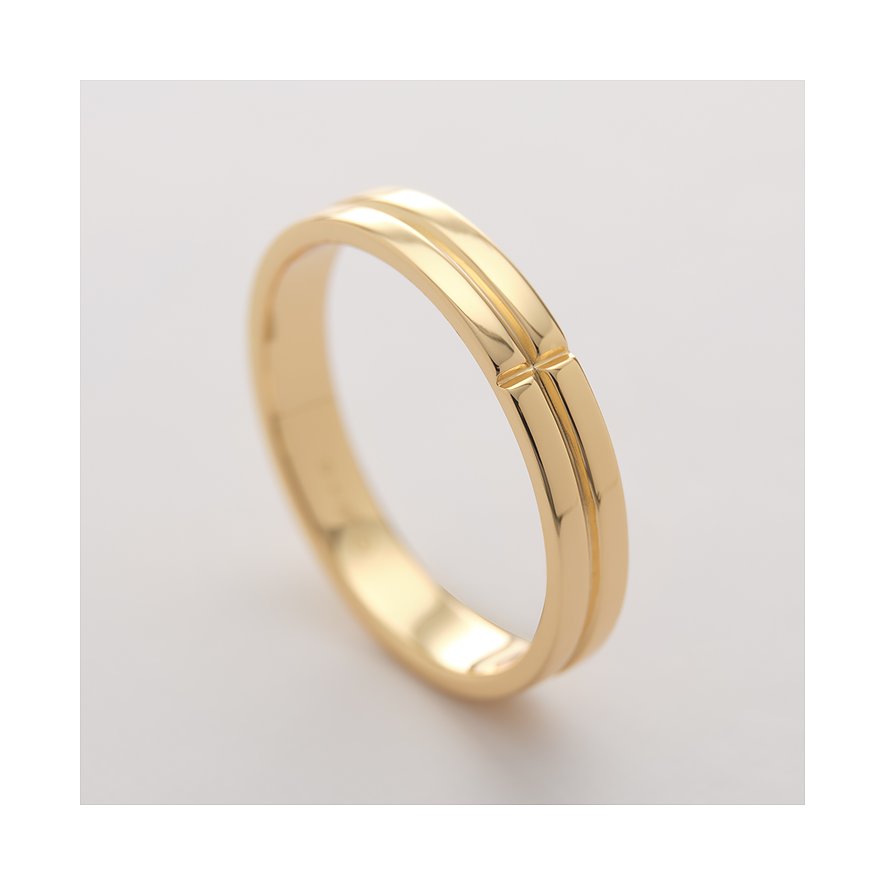 Nahaufnahme eines minimalistischen CHRIST Rings aus glänzendem Gold in der Draufsicht.