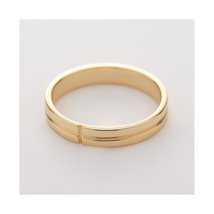 CHRIST Ring aus goldfarbenem recyceltem Silber 925 mit einer horizontalen Rille, seitlich leicht schräg.