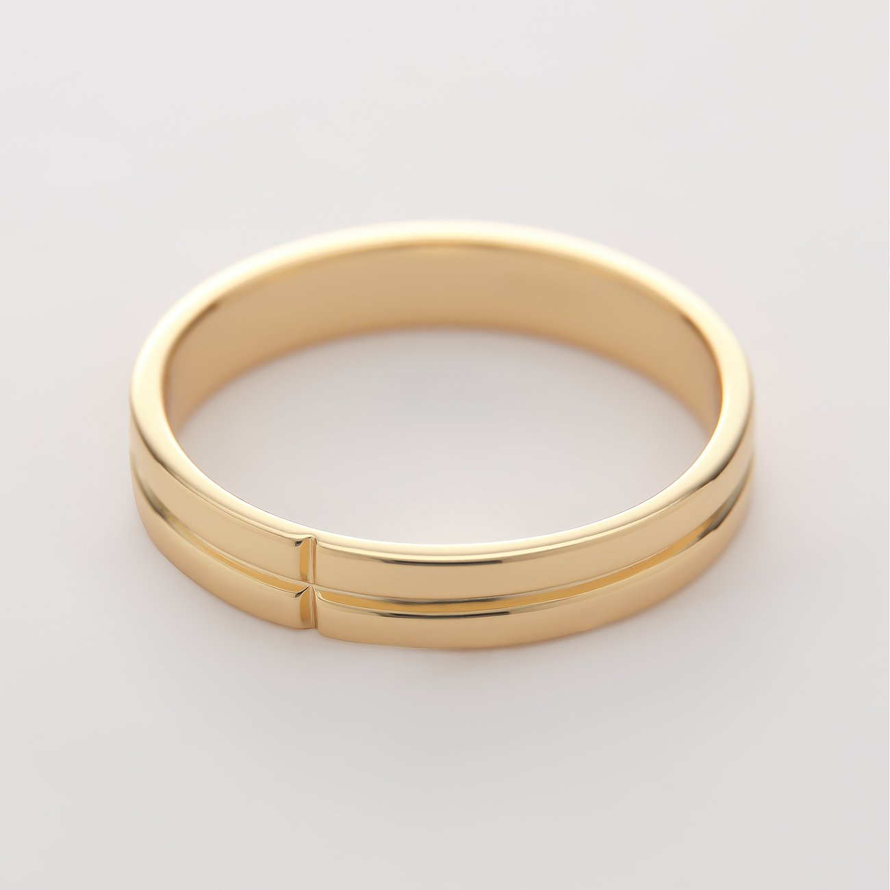 CHRIST Ring aus goldfarbenem recyceltem Silber 925 mit einer horizontalen Rille, seitlich leicht schräg.