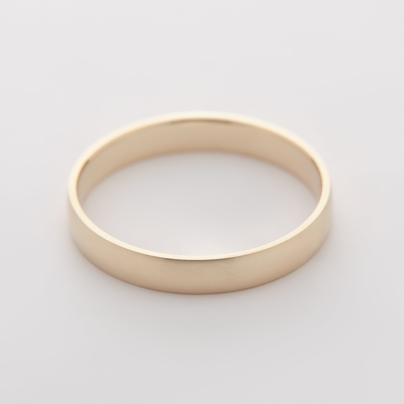 Bague CHRIST en or jaune alliage 375. La bague est vue en détail de côté.