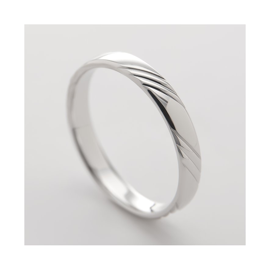 CHRIST Ring aus 375er Weißgold mit schrägen, diagonalen Linien, die in die Oberfläche eingraviert sind.
