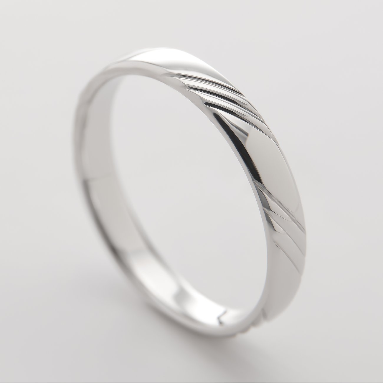 CHRIST Ring aus 375er Weißgold mit schrägen, diagonalen Linien, die in die Oberfläche eingraviert sind.