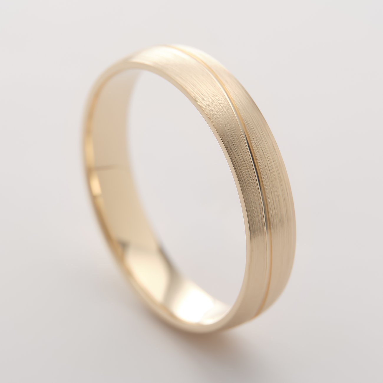 CHRIST Gelbgold Ring aus 375er Gold, Vorderansicht leicht von oben nach rechts photographiert.