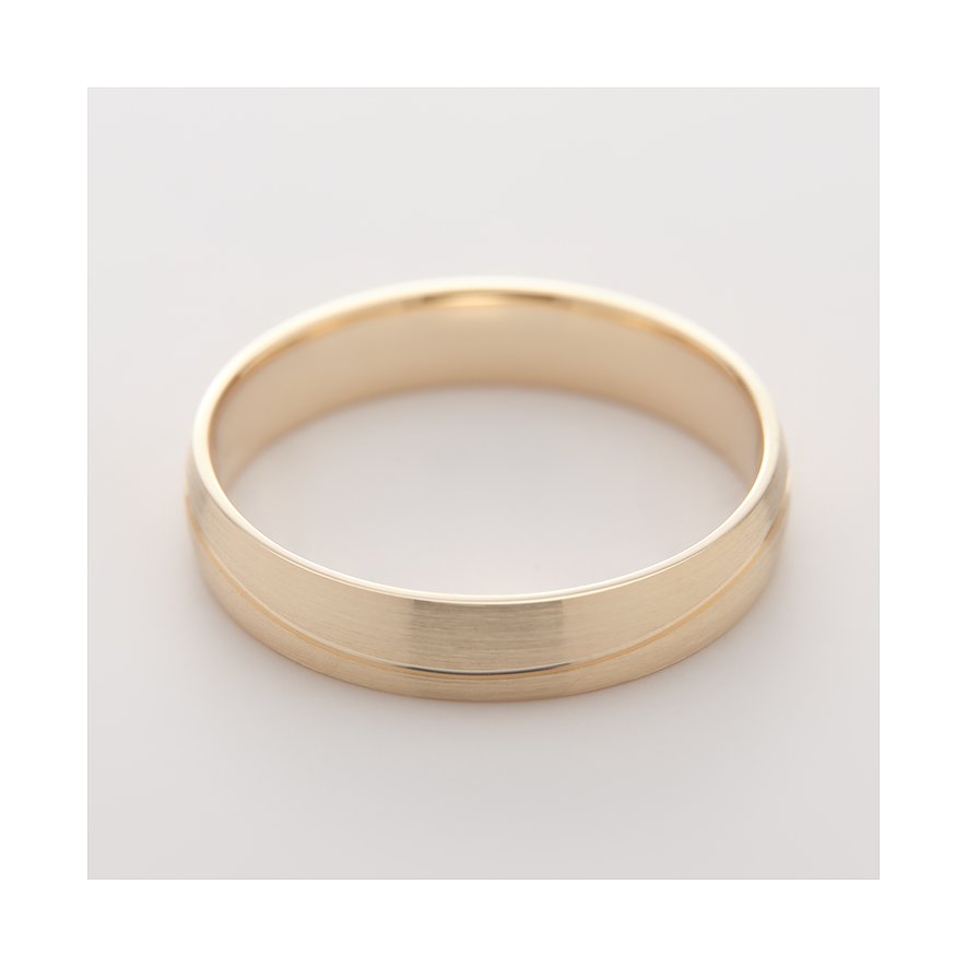 Ein glänzender goldener CHRIST Ring aus Gelbgold, mit einer gebürsteten Rille, die den Ring horizontal teilt.