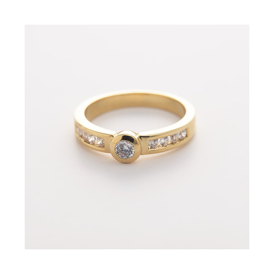 CHRIST Ring aus Gelb- und Weißgold mit Diamant-Besatz, frontal von schräg oben aufgenommen.