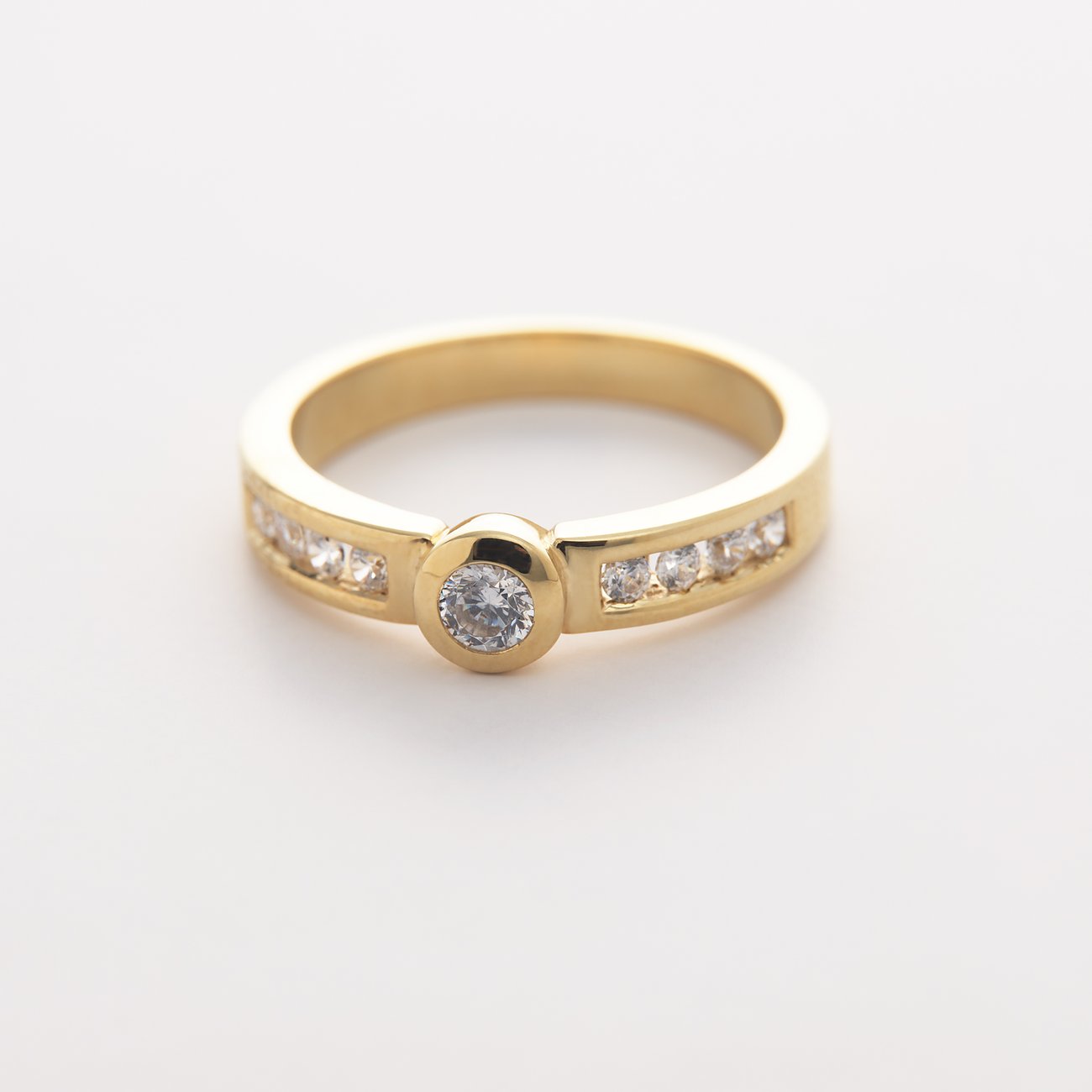 CHRIST Ring aus Gelb- und Weißgold mit Diamant-Besatz, frontal von schräg oben aufgenommen.