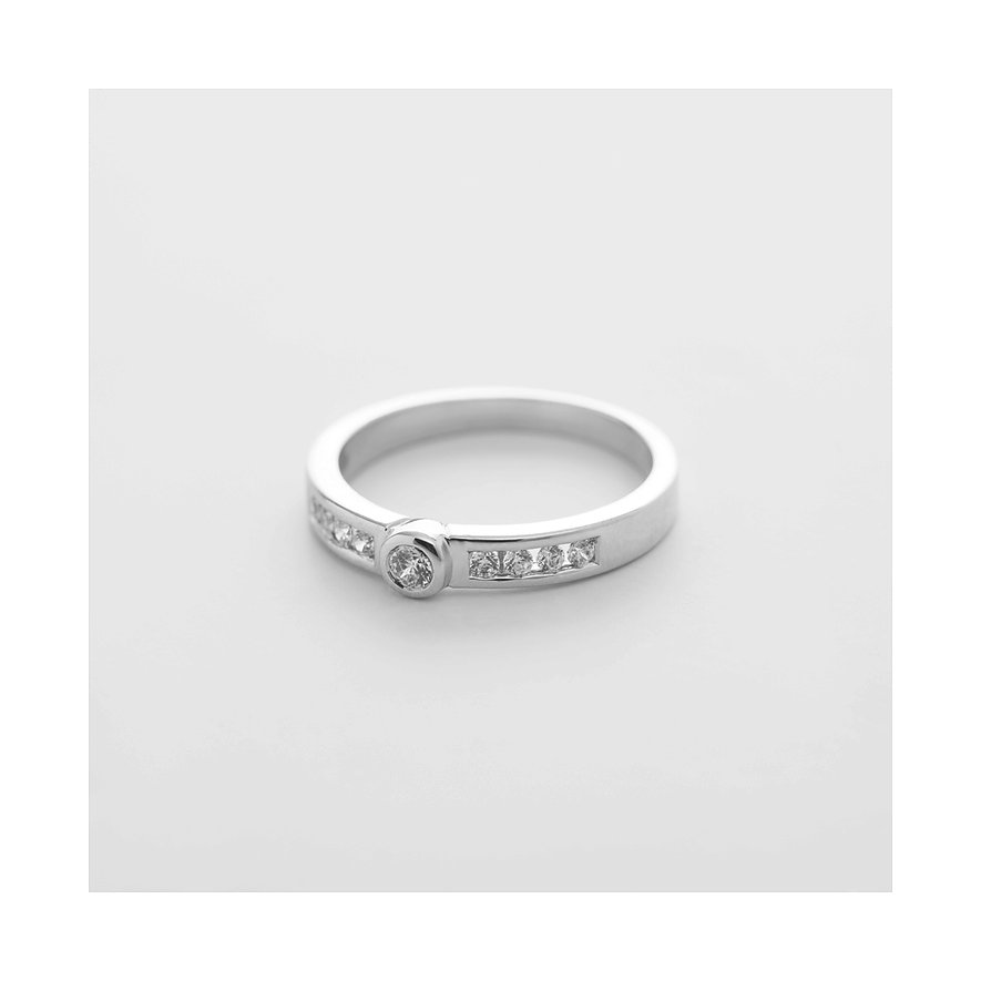 CHRIST Ring aus 585 Weißgold mit einem zentralen runden Diamant und seitlich eingesetzten quadratischen Diamanten.