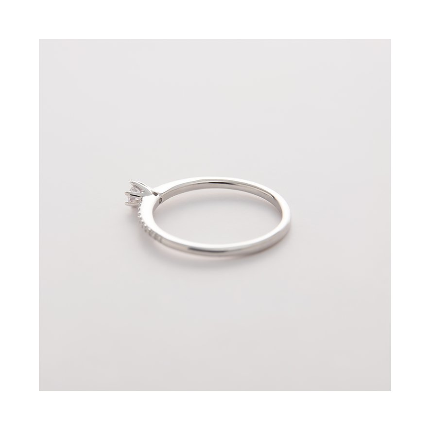 CHRIST ring van 585 witgoud met een centrale en kleine diamanten op de ringband, zijaanzicht.