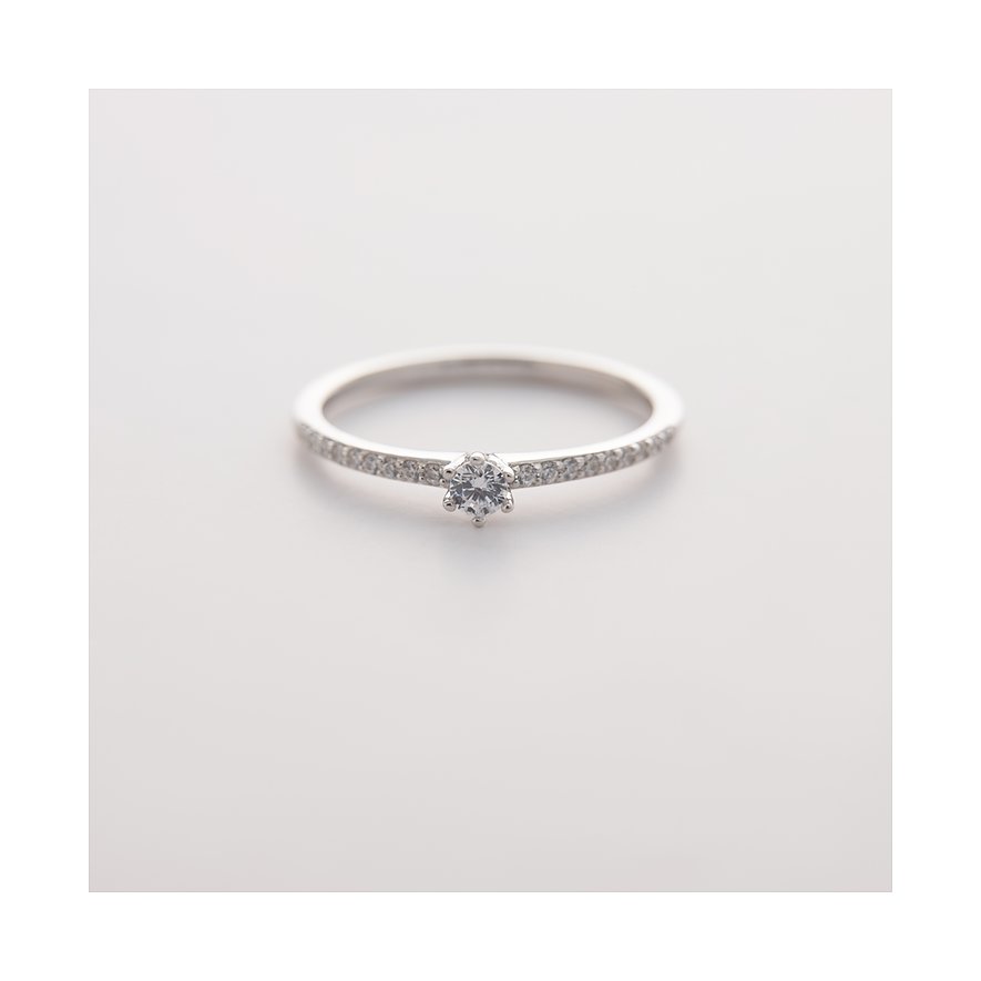 CHRIST 585 witgouden ring met een centrale diamant en kleine diamanten op de ringband.