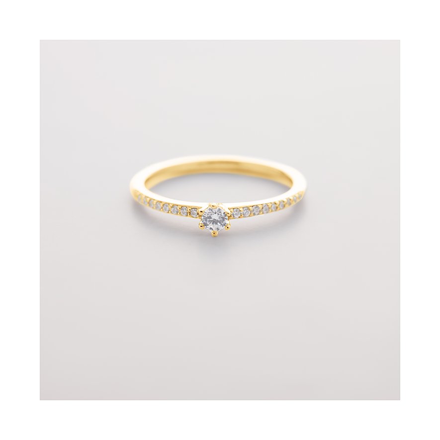 CHRIST Ring aus 585 Gelbgold mit einem mittigen Diamanten, der von weiteren kleinen Diamanten umrandet ist.