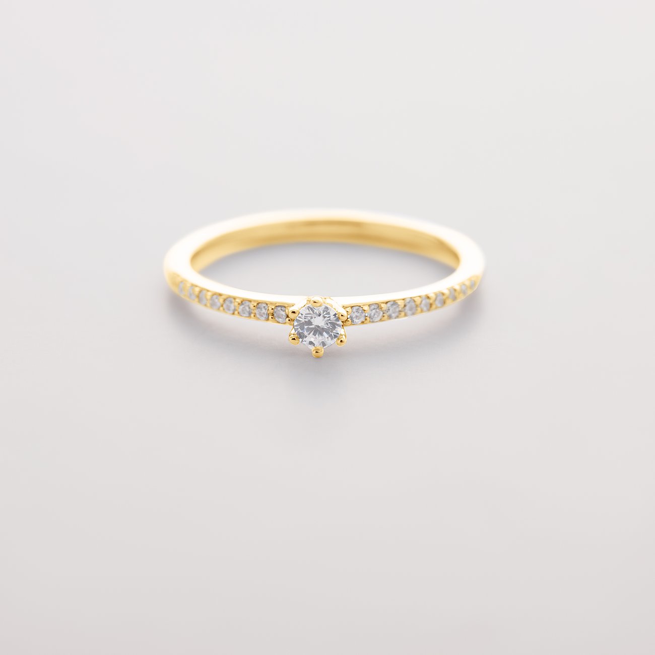 CHRIST Ring aus 585 Gelbgold mit einem mittigen Diamanten, der von weiteren kleinen Diamanten umrandet ist.