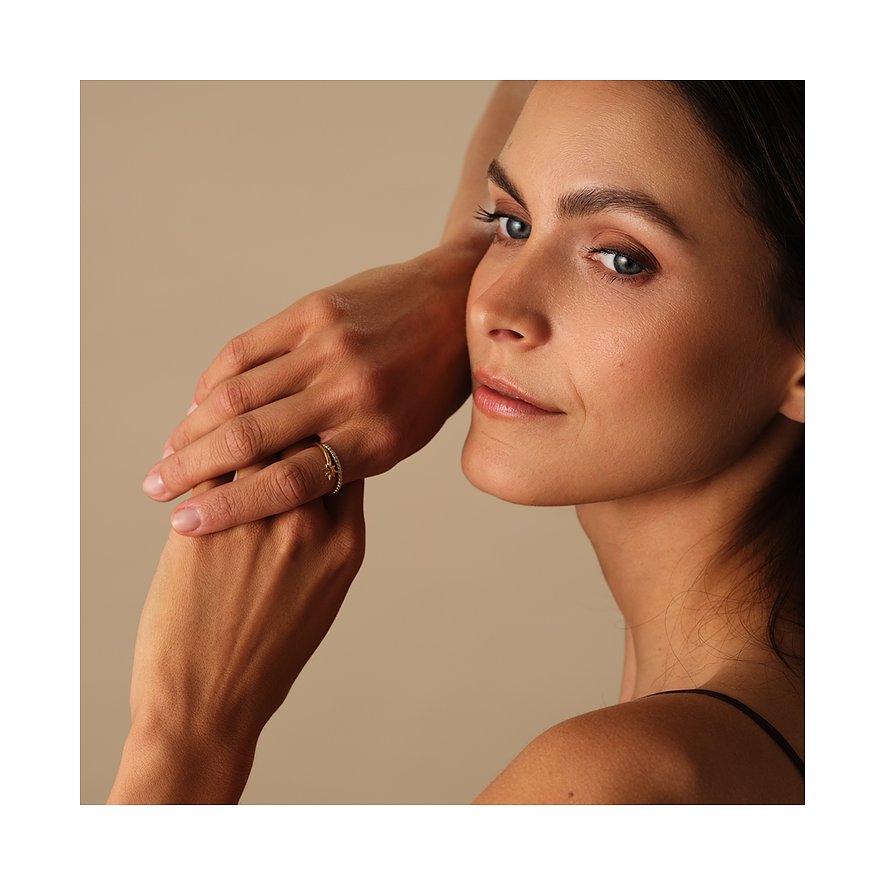 Ein Guido Maria Kretschmer Ring aus recyceltem 925er Silber mit Zirkonia-Farbsteinen an der Hand eines Models.