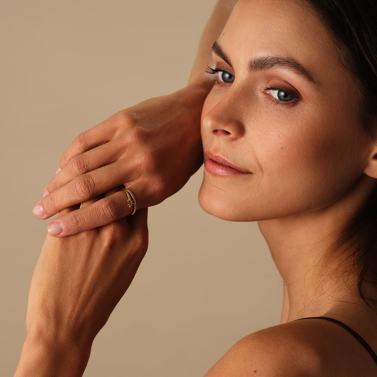 Ein Guido Maria Kretschmer Ring aus recyceltem 925er Silber mit Zirkonia-Farbsteinen an der Hand eines Models.