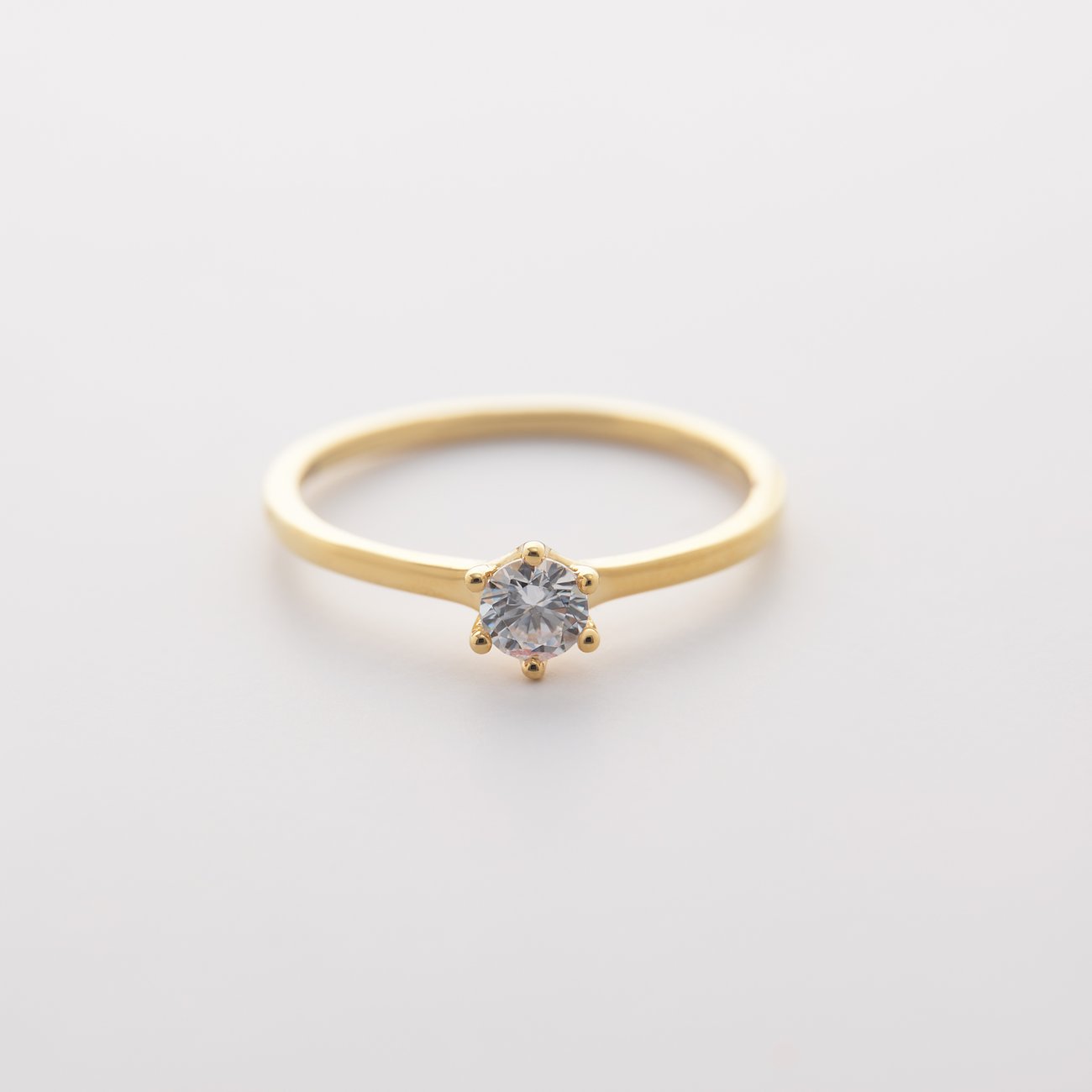 CHRIST Ring aus 585 Gelbgold mit einem runden, funkelnden Diamanten in einer sechszackigen Fassung.