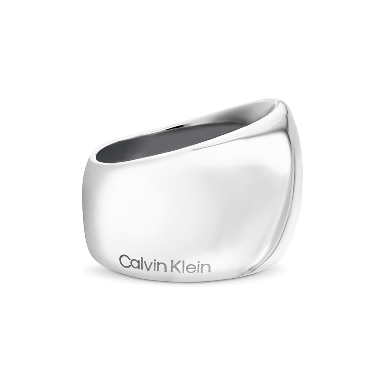 Calvin Klein damesring van glanzend roestvrij staal, met asymmetrische, brede vorm en gegraveerd logo.