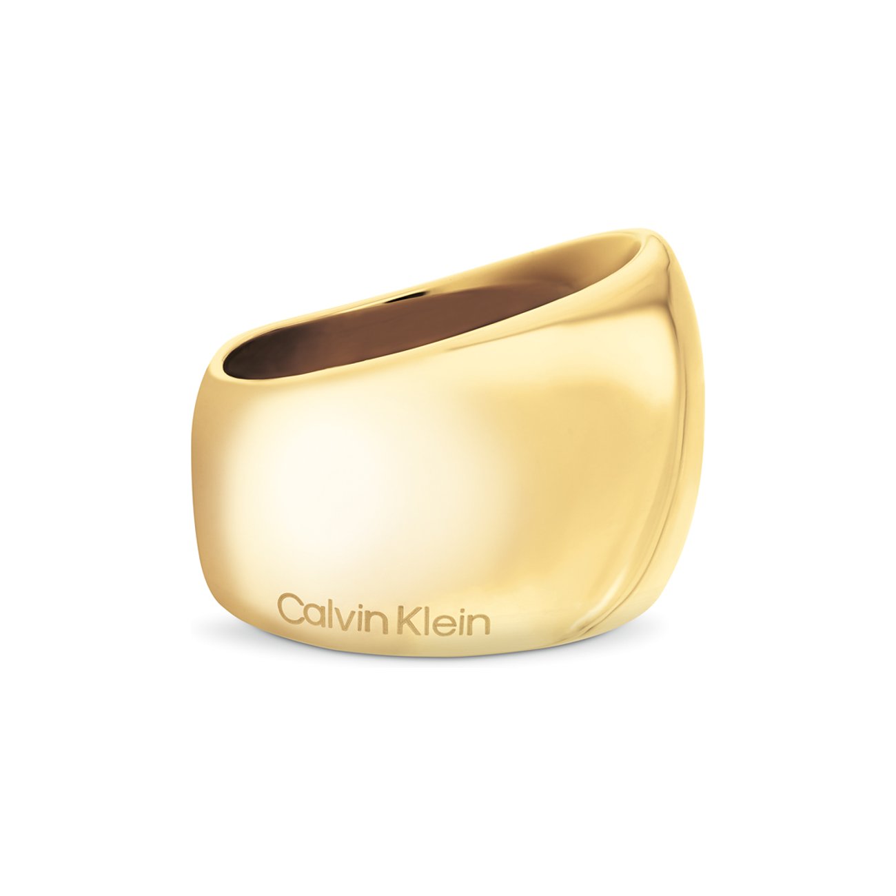 De goudkleurige Calvin Klein roestvrijstalen ring is breed en glanst met een afgeronde bovenkant.