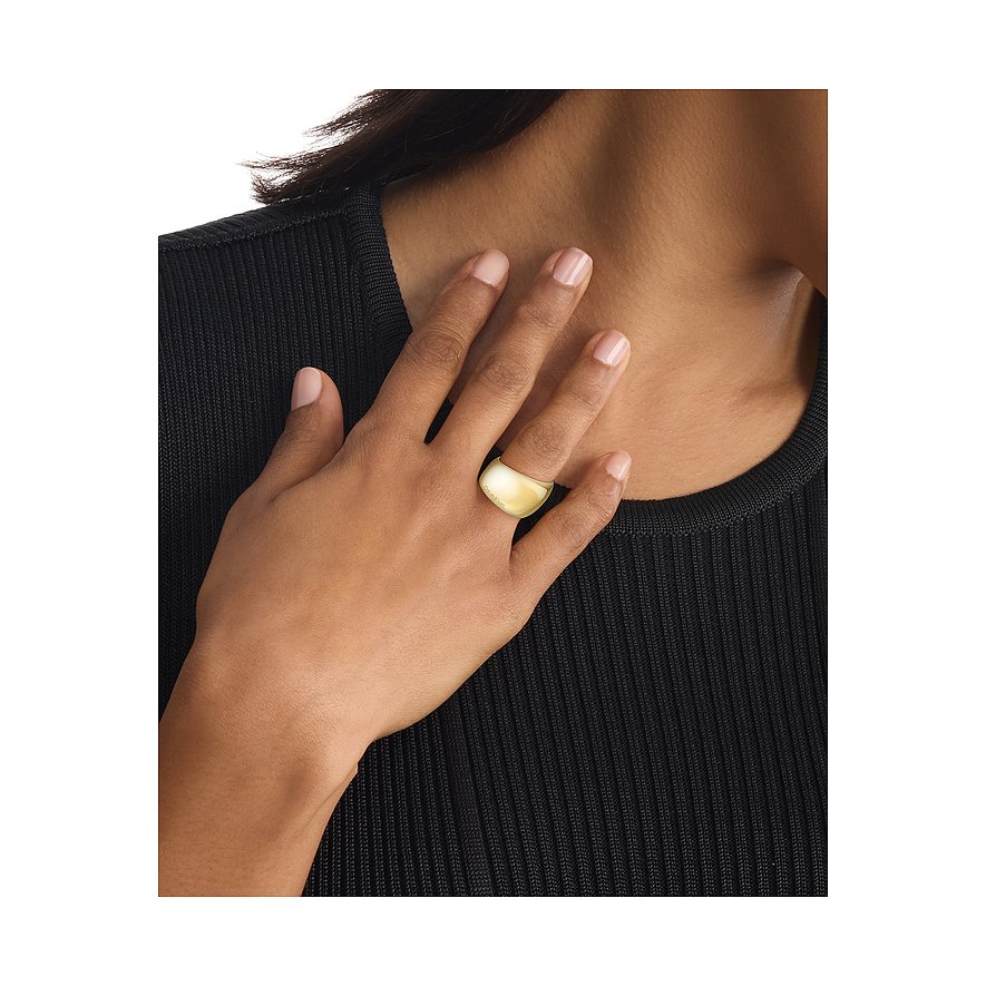 Calvin Klein ring, aansluitend, goudkleurig edelstaal met afgeronde, gewelfde vorm om de vinger van een persoon.