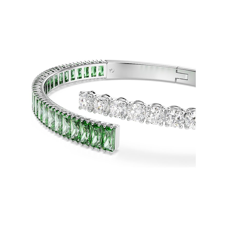 Nahaufnahme eines offenen Swarovski-Armschmucks aus Metall mit rechteckigen grünen und runden klaren Kristallen.