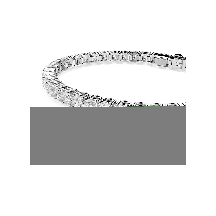 Nahaufnahme eines silberfarbenen Swarovski Armschmucks aus Metall mit quadratischen, klaren Swarovski-Kristallen.