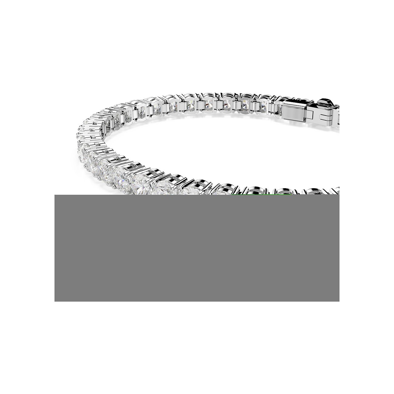 Nahaufnahme eines silberfarbenen Swarovski Armschmucks aus Metall mit quadratischen, klaren Swarovski-Kristallen.