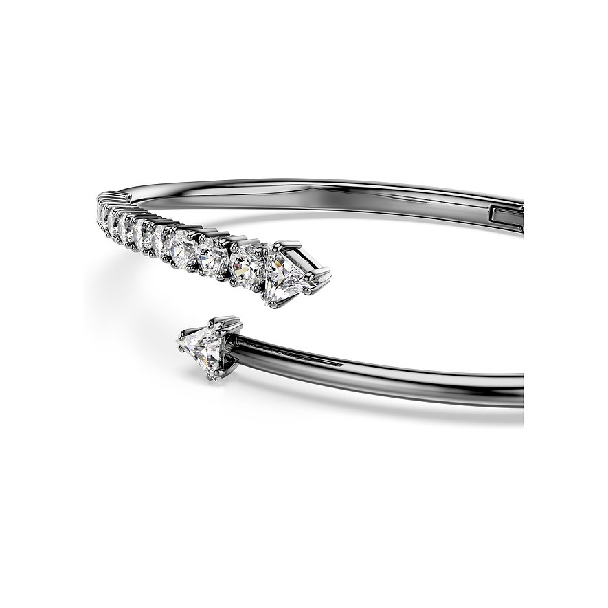 Close-up van een zilverkleurige metalen Swarovski armband met sprankelende witte baguettegeslepen Swarovski kristallen.