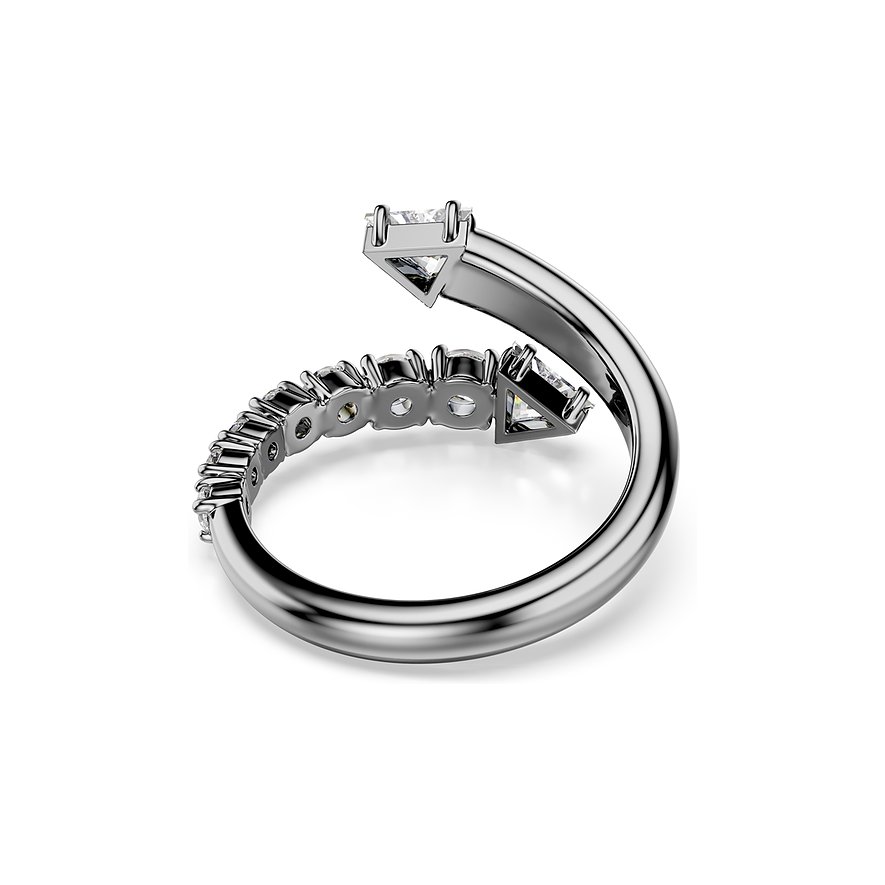 Een glanzende, open Swarovski metalen ring met een rij ronde en twee driehoekige heldere Swarovski kristallen.