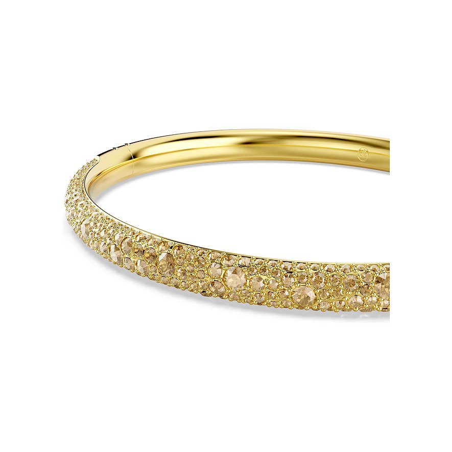 Close-up van een gouden metalen Swarovski armband, versierd met sprankelende bruine Swarovski kristallen.