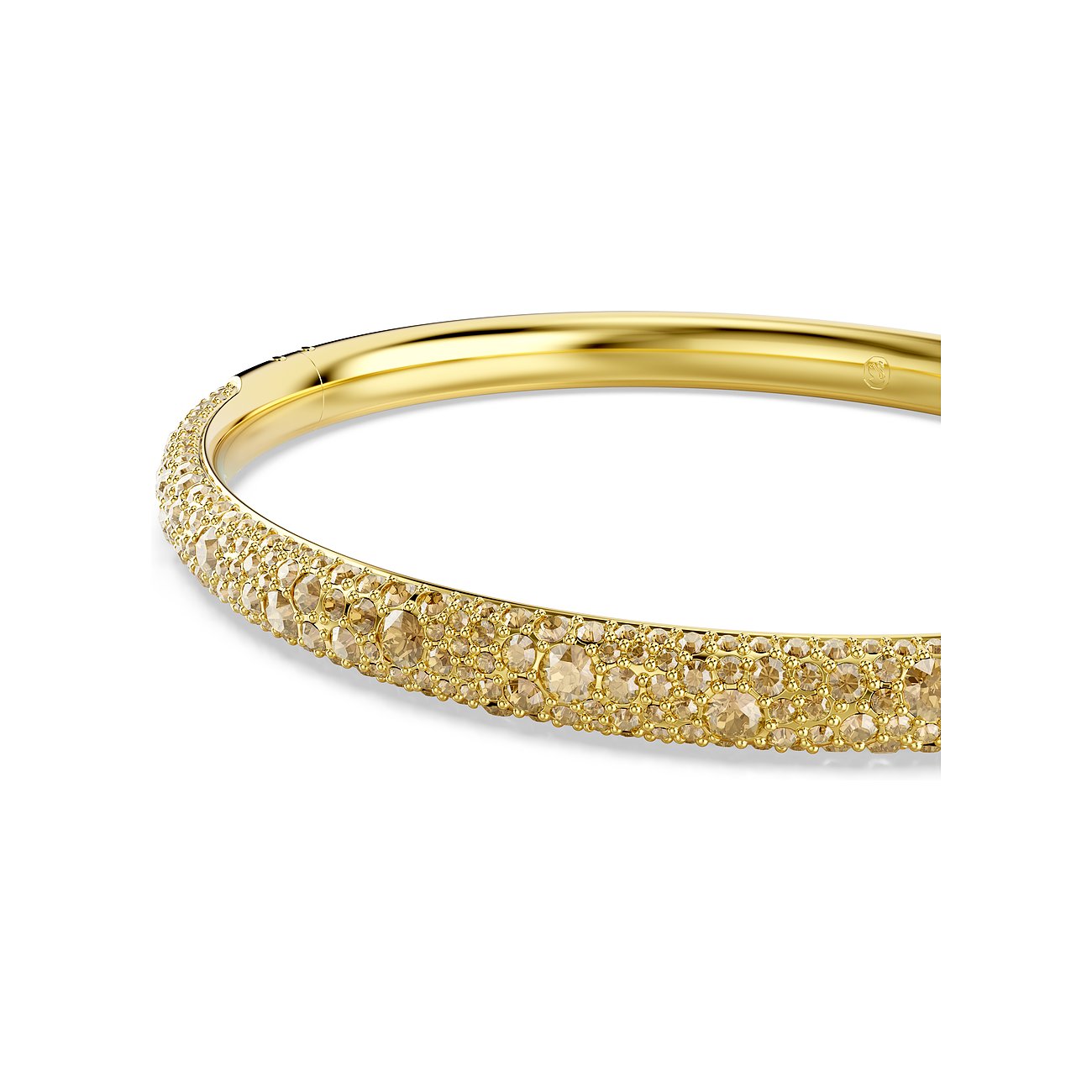 Close-up van een gouden metalen Swarovski armband, versierd met sprankelende bruine Swarovski kristallen.