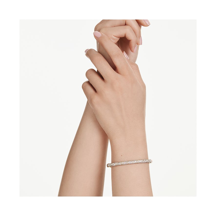Swarovski metalen armband met fonkelende Swarovski kristallen om een pols.
