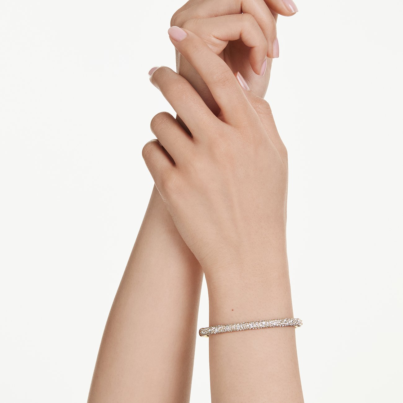 Swarovski metalen armband met fonkelende Swarovski kristallen om een pols.