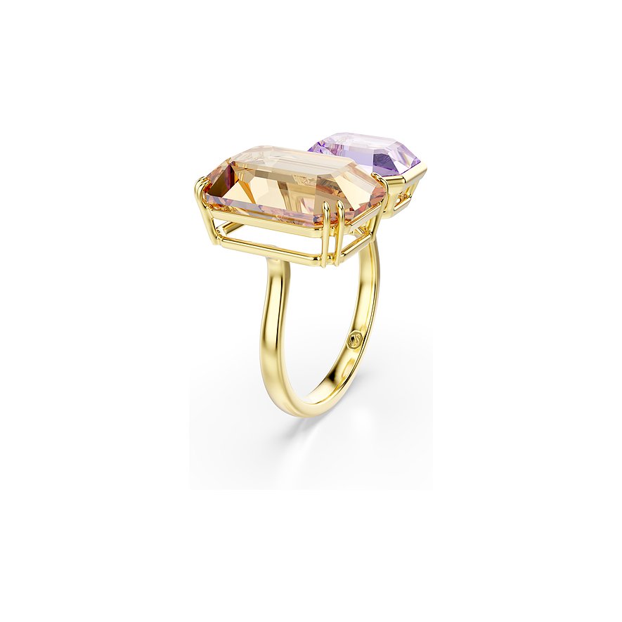 Swarovski ring van goudkleurig metaal met een rechthoekige, champagnekleurige en een paarse edelsteen, van bovenaf.