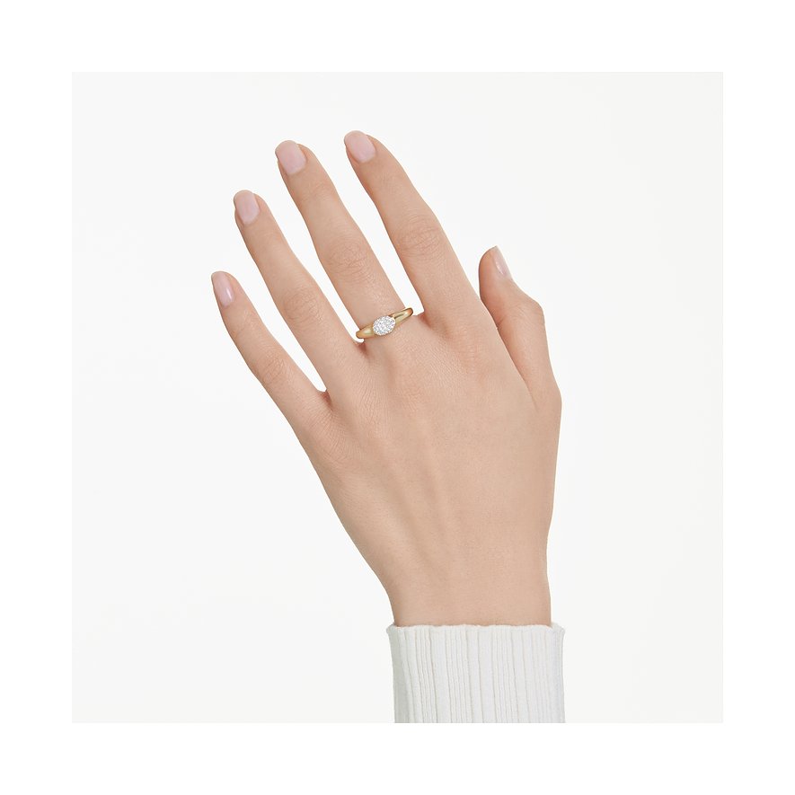 Ein Swarovski Metallring mit farbigen Swarovski Kristallen, der von einer Hand am Ringfinger getragen wird.