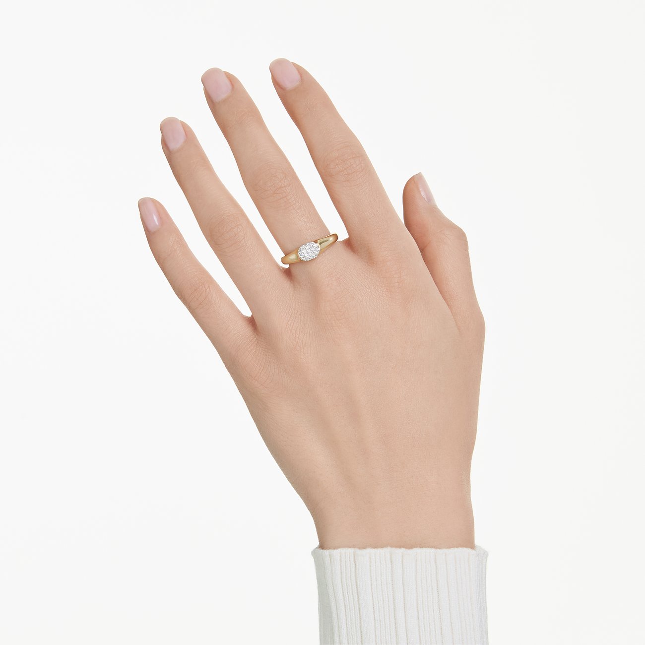 Ein Swarovski Metallring mit farbigen Swarovski Kristallen, der von einer Hand am Ringfinger getragen wird.