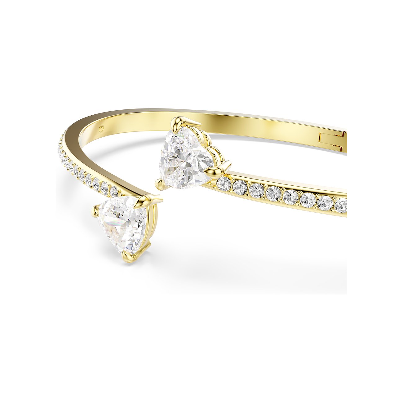Nahaufnahme eines goldenen Armreifs von Swarovski aus Metall mit zwei herzförmigen und vielen runden Kristallen.