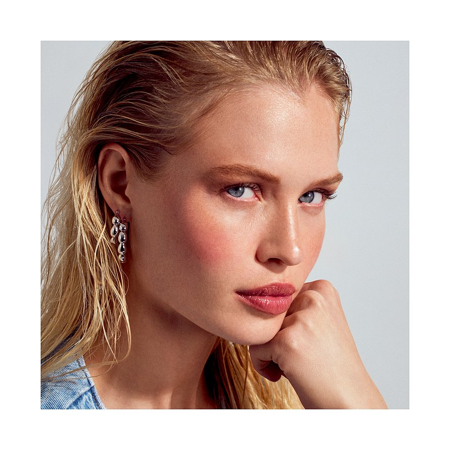 Ein model mit den Sif Jakobs Jewellery Ohrhängern aus 925er Silber mit mehreren glänzenden hängenden Elementen.