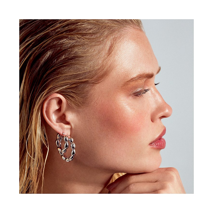 Nahaufnahme des Gesichts eines Models im Profil, das einen Sif Jakobs Jewellery Ohrschmuck aus 925er Silber trägt.