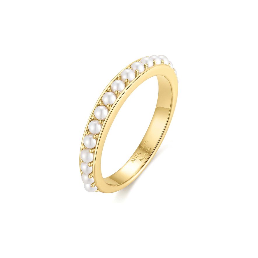 Ania Haie vergulde 925 zilveren ring met een rij kleine parels, schuin van bovenaf gefotografeerd.
